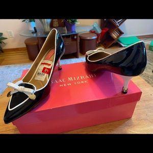 Beautiful low heels with a bow tie!